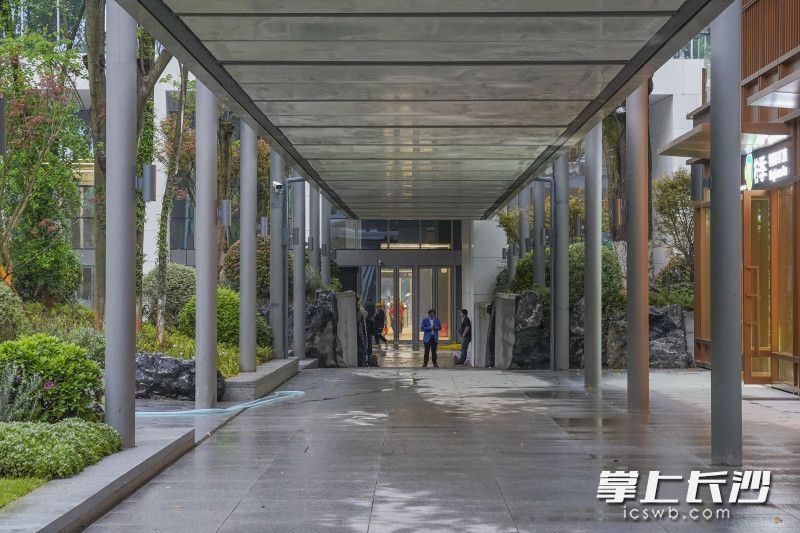一条长长的风雨景观连廊蜿蜒延伸，成为广场的一大实用亮点。