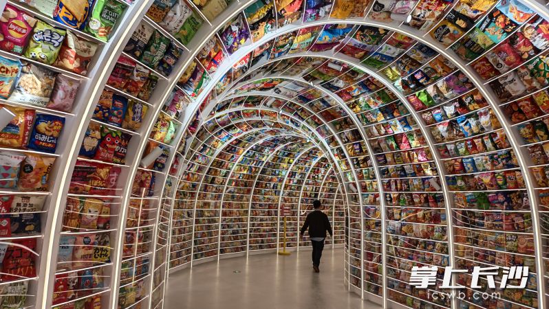 长长的零食长廓中陈列了很多进口零食。