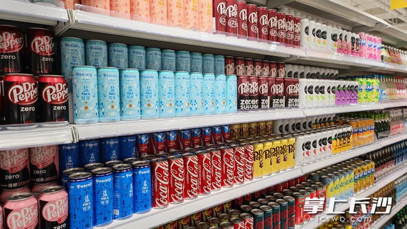 仅仅可乐一个品类，就摆满了两长排多层货架。