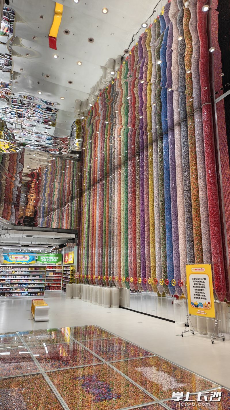 约50万颗真实糖果铺成的“糖果管道”。