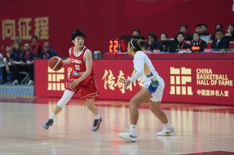 3月6日晚,中国女篮在长沙与巴西女篮进行热身赛。图为陈玉婕在比赛中控球。长沙晚报全媒体记者 邹麟 摄 3月6日晚,中国女篮在长沙与巴西女篮进行热身赛。图为陈玉婕在比赛中控球。长沙晚报全媒体记者 邹麟 摄