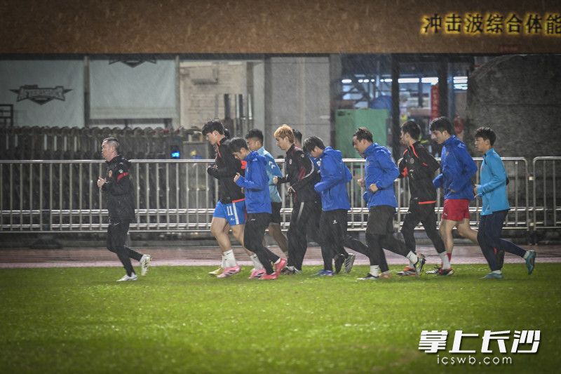 “湘超”长沙队冒雨集训。 