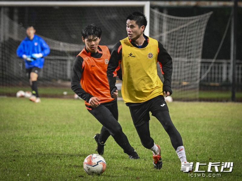 队员谭想（右）组织进攻。