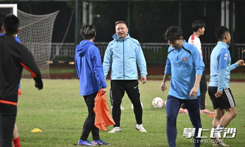 教练在指导队员。