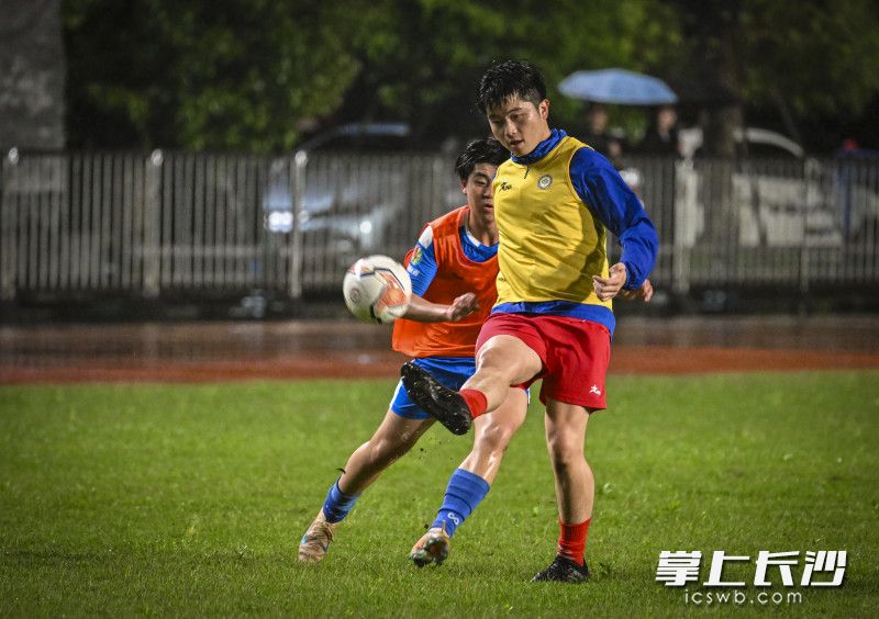 对内训练对抗赛。