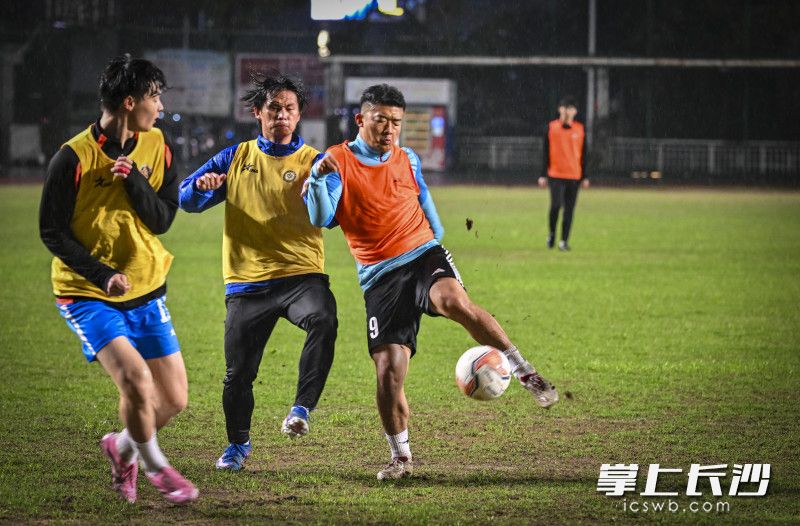 队员陈琪射门。