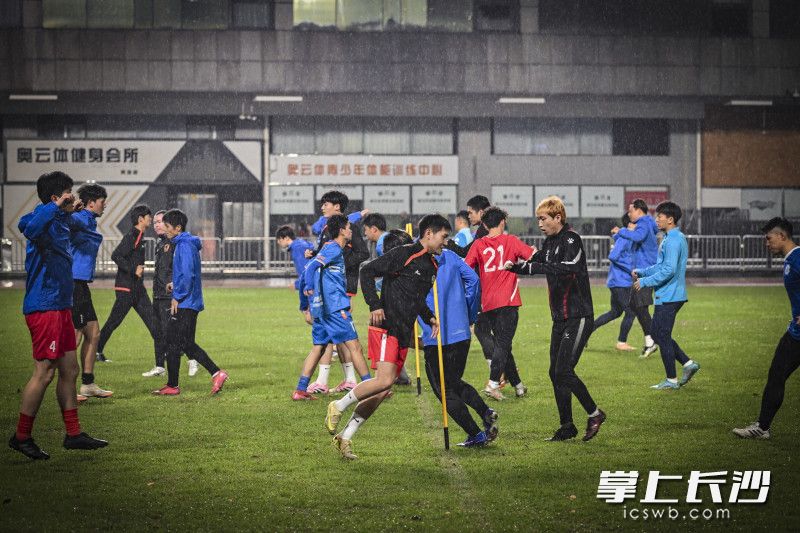 面对恶劣的天气情况，队员们的训练不打折扣。