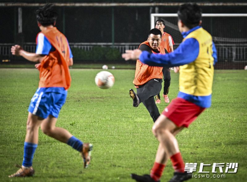 队员杨柯射门。