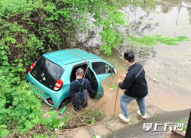 完成对老人的救援后，欧阳优湘和晏良艳又利用绳索固定落水车辆。 长沙晚报通讯员 成自辉 供图