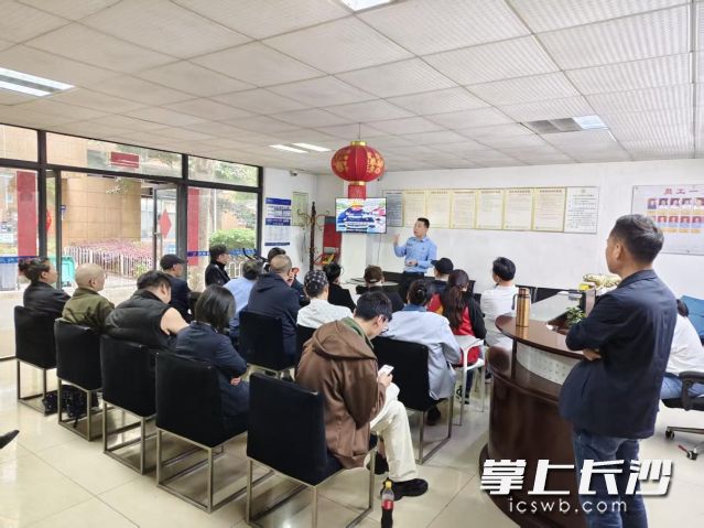 宝塔山社区将安全课堂直接搬到了居民家门口。  均为长沙晚报通讯员 黄凯供图