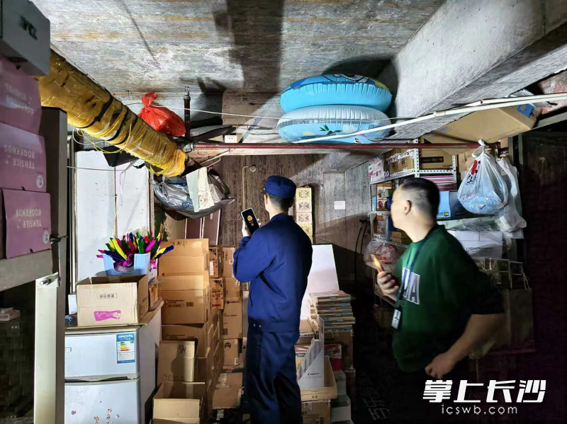 消防员上门检查消防隐患。 长沙晚报通讯员 曾发标 摄 消防员上门检查消防隐患。 长沙晚报通讯员 曾发标 摄