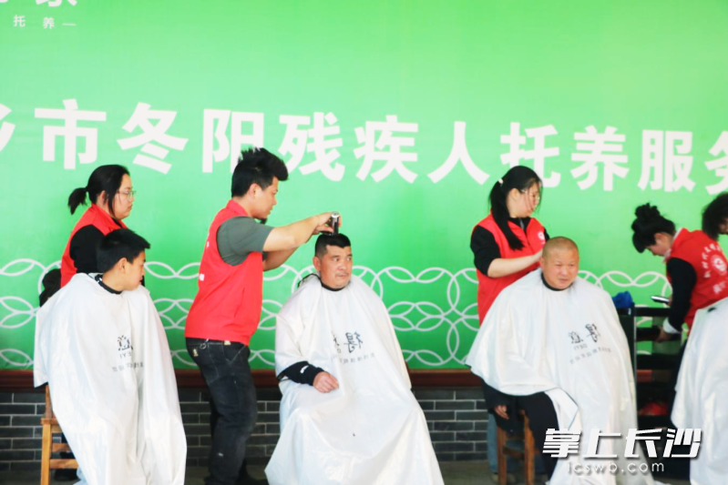 宁乡黄材镇志愿队伍在冬阳残疾人学校开展义务剪发。长沙晚报通讯员供图