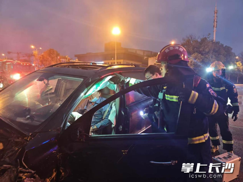 消防员正在营救被困司机。 长沙晚报通讯员 刘鑫 摄