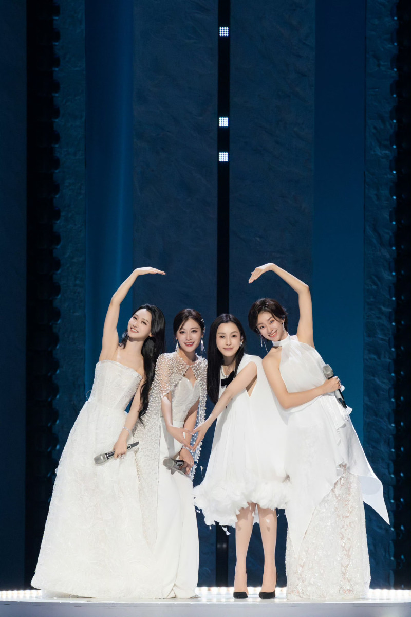 中国台湾艺人范玮琪(右一)登上舞台表演。 中国台湾艺人范玮琪(右一)登上舞台表演。