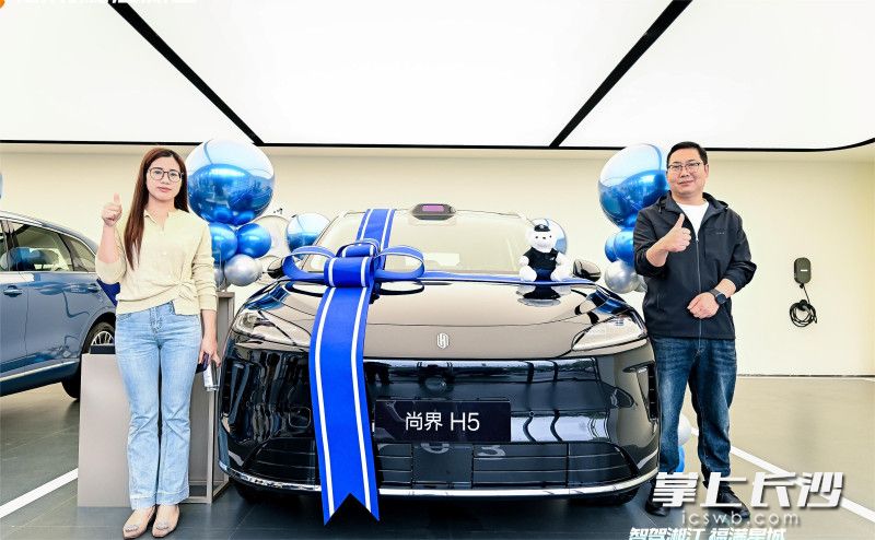 活动现场，市民喜提新车。通讯员 供图