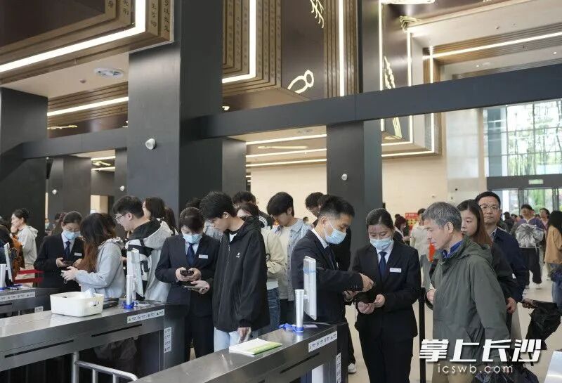 市民和游客有序从湖南烈士公园经闸口前往省博物馆。