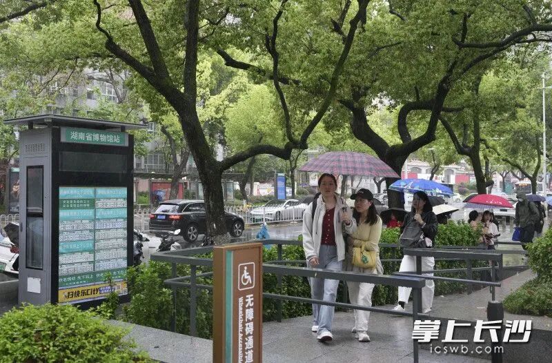 游客在湖南省博物馆公交车站下车后，也可直接来到融合广场。