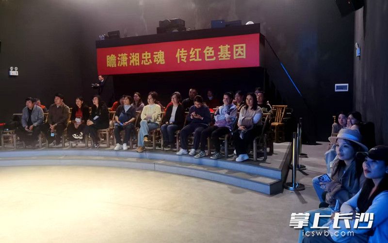 市民游客在观看红色老电影。