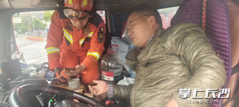 消防员营救被困人员。 长沙晚报通讯员 侯永奎 摄