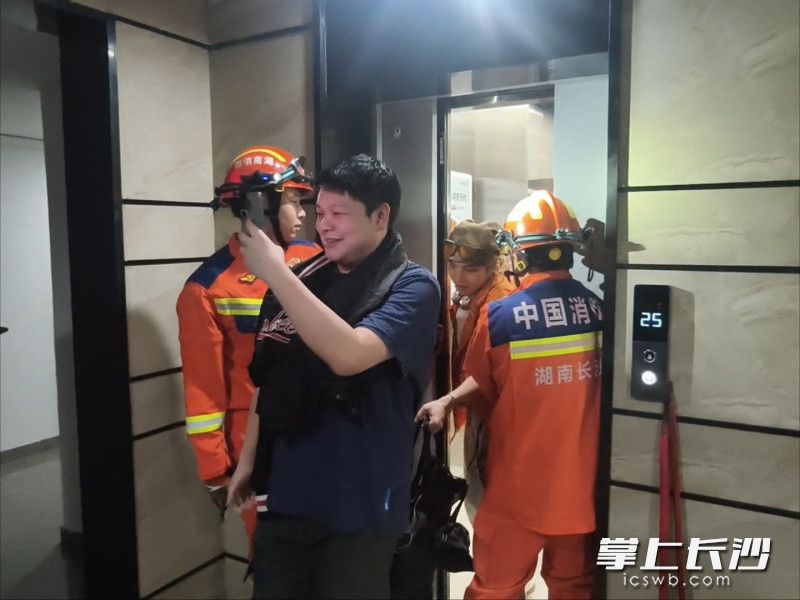 消防员成功解困被困电梯人员。长沙晚报通讯员 朱伟强 摄
