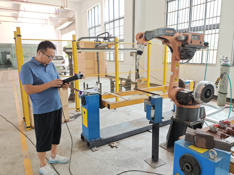 为了给学生上好课，鲁文斌老师钉在实训室，提升自己的专业技能。