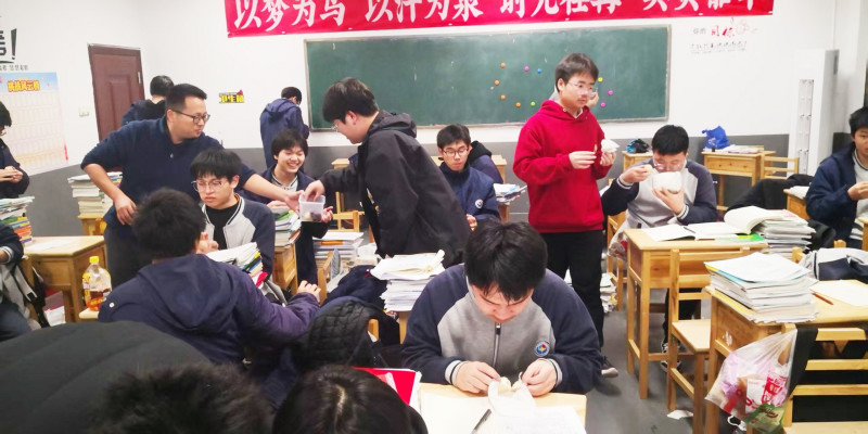 鲁文斌每周日留在学校，陪伴高三学生答疑解惑，把时间和精力，都给了这些需要陪伴的孩子。