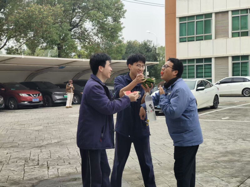 3月15日，一张鲁文斌被高三学生团团围住“投喂”西瓜的照片，在长沙汽车工业学校老师的朋友圈里刷屏。照片均由学校提供
