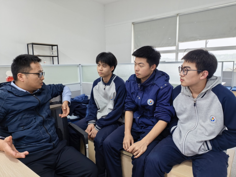 随时找学生聊天谈心，也是鲁文斌的日常。