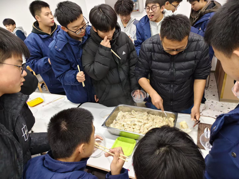 做了好吃的，也积极“投喂”学生。