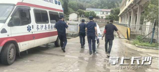 参演人员反应迅速、配合密切。