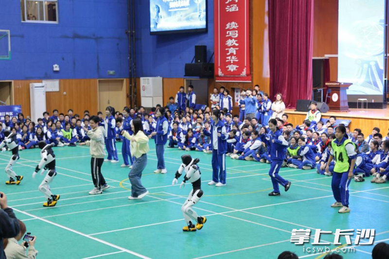 师生与机器人“斗舞”。