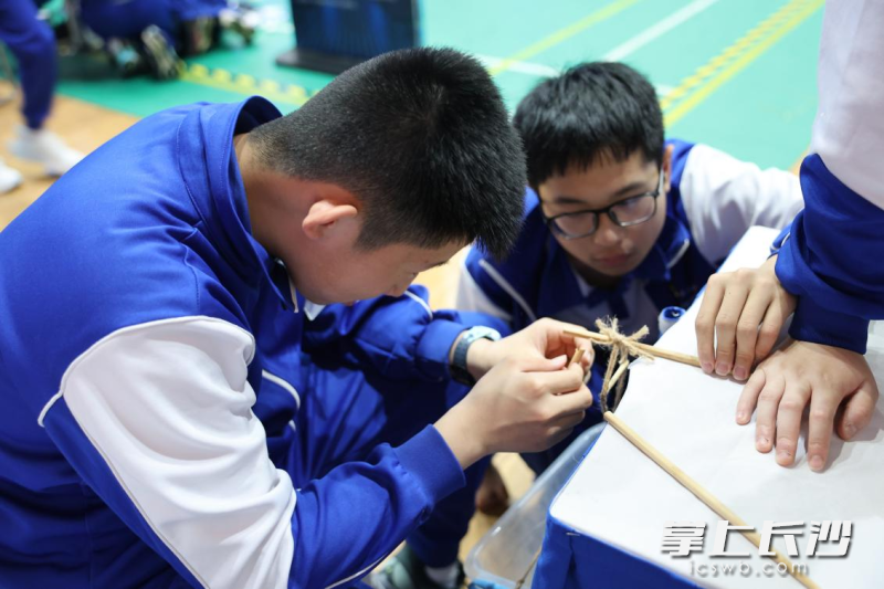 学生在动手实践。