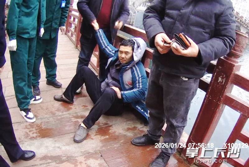 图为体力耗尽、险些遇险的陈学冲，被群众救起后。均为学校供图