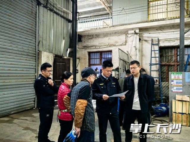 行政执法现场。  长沙晚报通讯员 邓娟供图