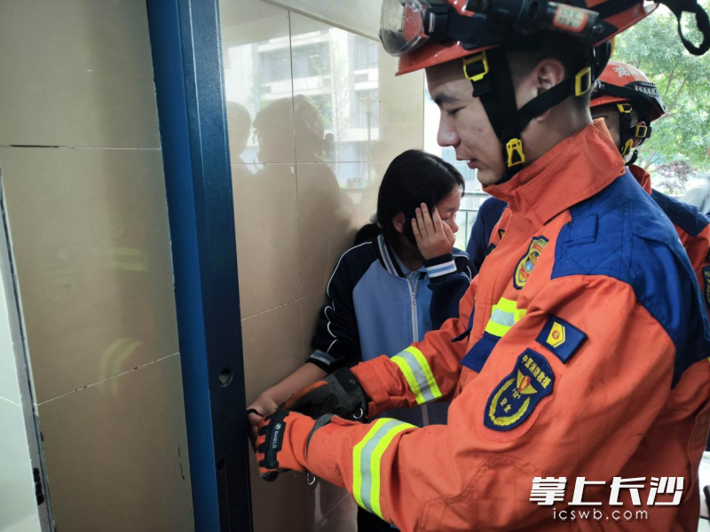 图为消防人员正在救援。 长沙晚报通讯员 段志伟 摄
