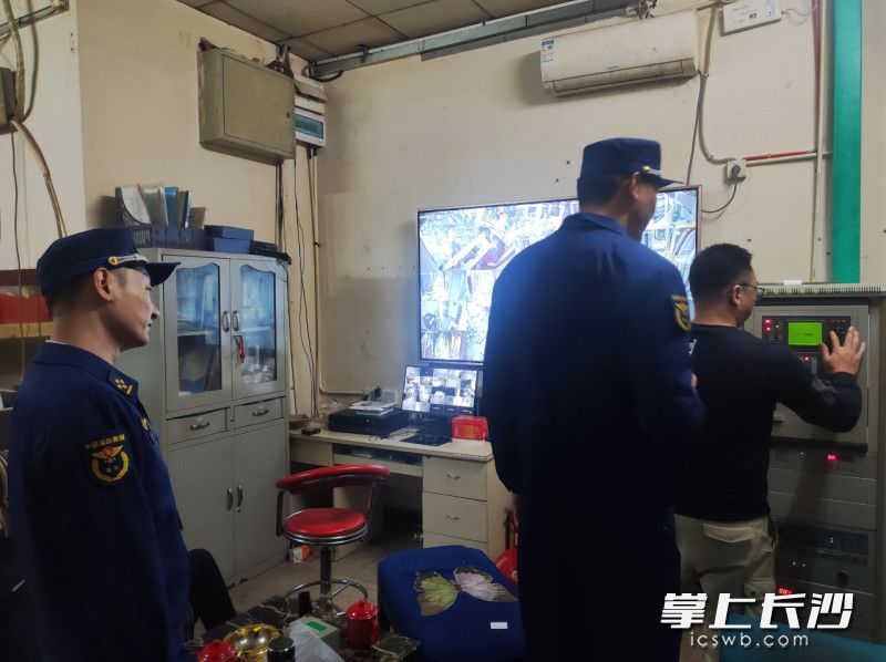 图为防火监督员正在检查。 长沙晚报通讯员 王磊 摄