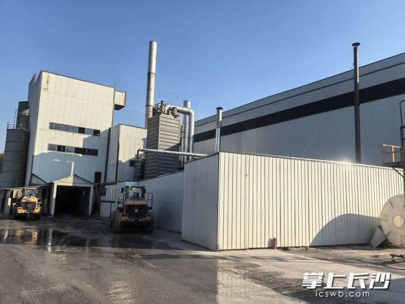 在湖南湘江新区含浦街道大坡村,坐落着湖南湘江新区最大的建筑垃圾资源化处置利用基地,云中科技大坡建筑垃圾资源化利用基地。图源:长沙晚报网 在湖南湘江新区含浦街道大坡村,坐落着湖南湘江新区最大的建筑垃圾资源化处置利用基地,云中科技大坡建筑垃圾资源化利用基地。图源:长沙晚报网
