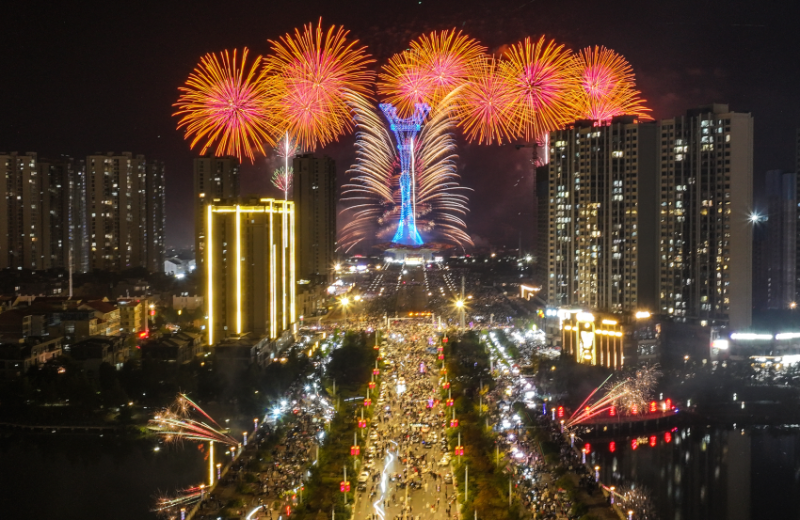 自浏阳周末焰火秀活动开展以来，累计吸引超800万人次游客打卡，带动文旅消费超200亿元。