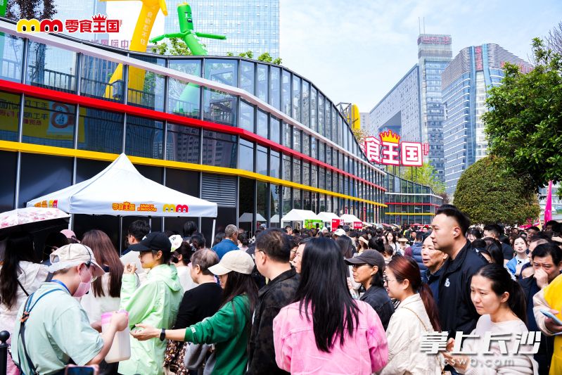 4月17日一大早，闻讯而来的市民在“零食王国”门口排队等待进场。  均为长沙晚报通讯员谢海供图