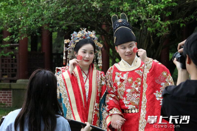 烈士公园，一对新人在打卡。 均为长沙晚报全媒体记者贺文兵摄