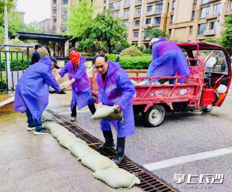 应急人员在地库入口快速垒挡水墙。 均为长沙晚报通讯员颜润滨供图