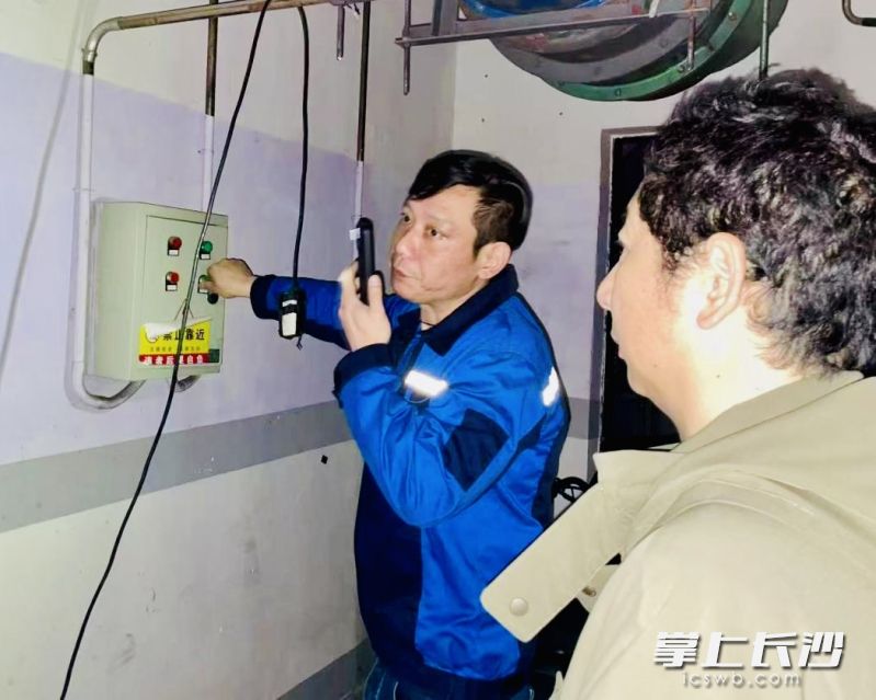 专业电工迅速切断涉险区域电源。