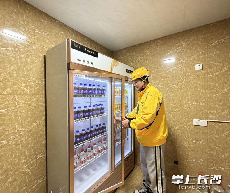 驿站配备了桌椅、饮水机、微波炉、充电插座等基础设备。
