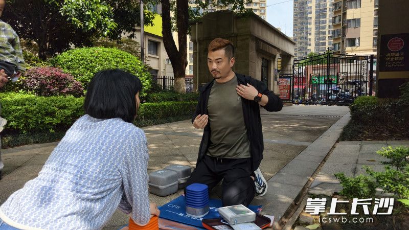 易卓（右）正在教市民急救知识。 均为长沙晚报全媒体记者周小华摄