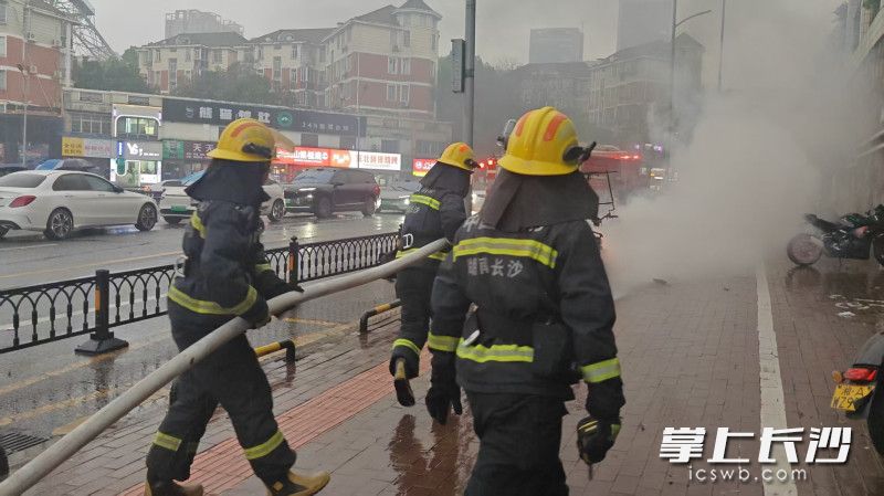 消防人员紧急灭火。