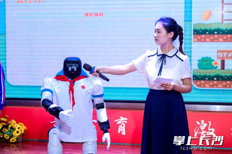 机器人互动抢答。