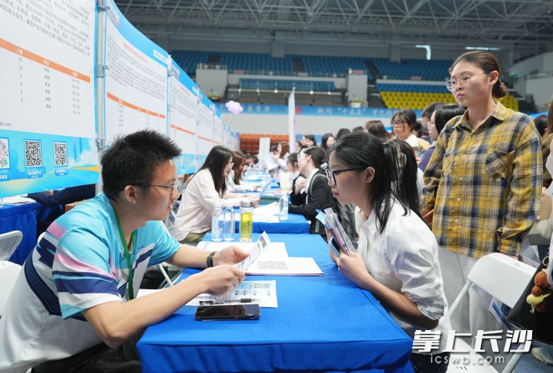 众多学子前来咨询洽谈。