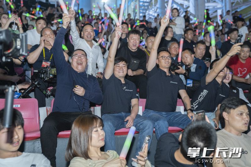 张雪机车团队和摩友们一起观赏主题烟花秀。