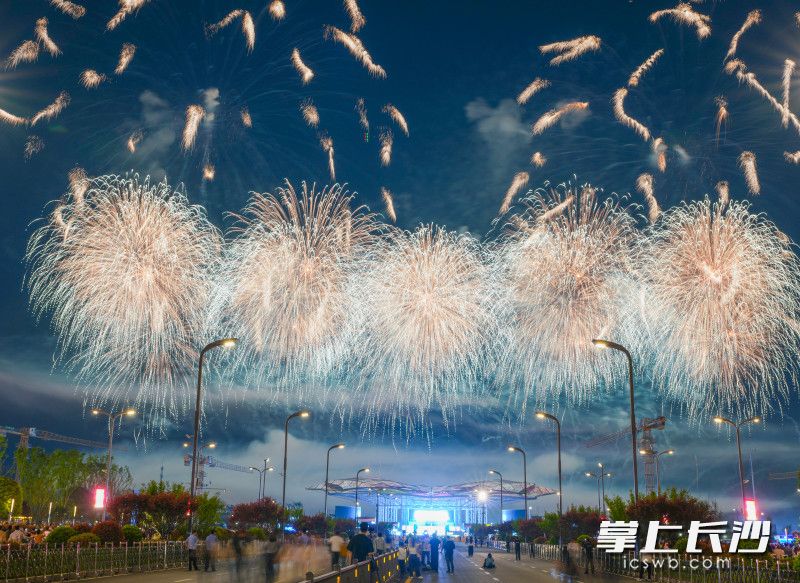 一场与“速度与激情”同框的“烟火和浪漫”。