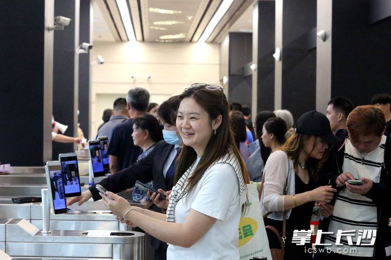 游客轻松扫码入园。
